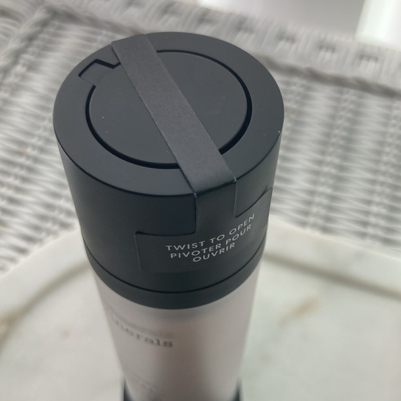 BareMinerals liquid mineral foundation and primer - Picture 3 of 7